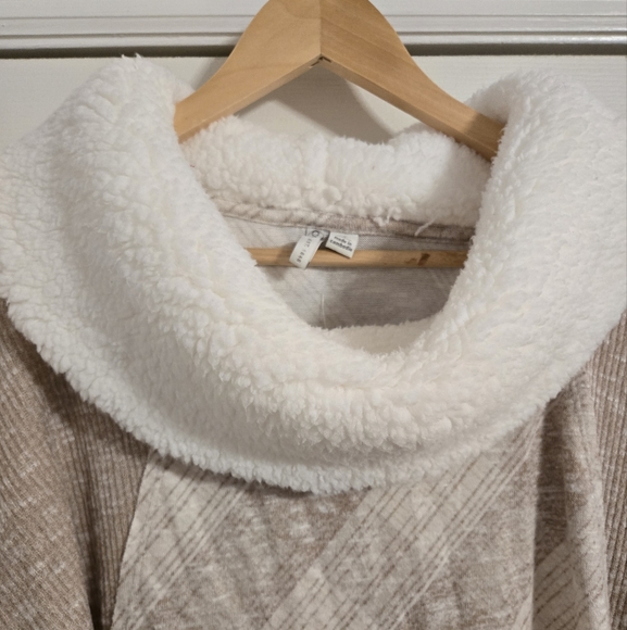 Cato beige lightweight sweater with fuzzy collar and cuffs size XL NWT - Picture 5 of 11